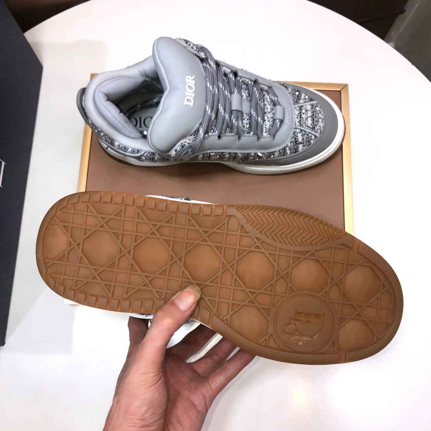 Ex-factory price: 800💶 (top original order) Brand: Dior (Dior) Standard code: Men's size 39-44 (45 customized) Grade: Same as the official website Material: Top original cowhide stitched together Original wear-resistant and lightweight outsole Style category: Fashionable casual shoes Distinguished luxury brand elements top luxury Color: Color of the actual picture